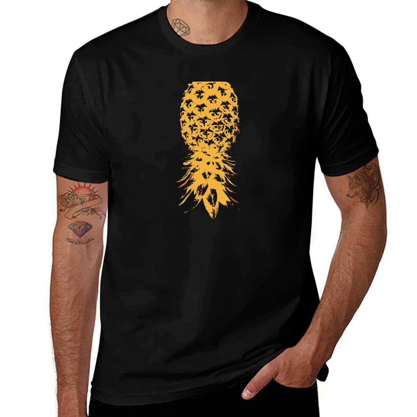 Luxury Men Lifestyle - เสื้อยืดลายสับปะรดคว่ำสไตล์สวิงเกอร์ เสื้อยืดผู้ชาย เสื้อยืดหรูหรา เสื้อยืดดีไซเนอร์ เสื้อยืดลายกราฟิก